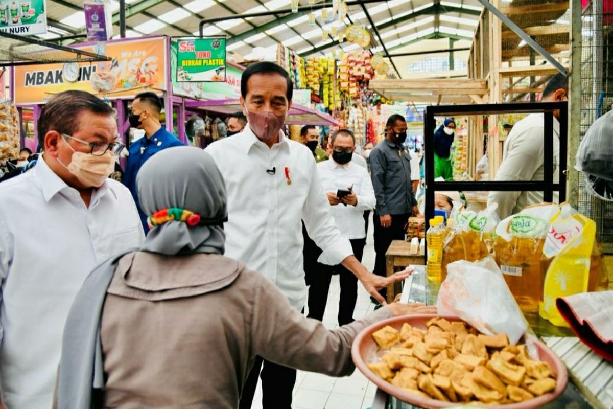 Presiden Jokowi saat mengecek harga pangan di Pasar Rakyat di Desa Tempurejo, Kecamatan Tempuran, Kabupaten Magelang, Provinsi Jawa Tengah, pada Rabu (30/3/2022).