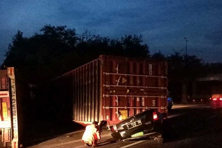 Kecelakaan yang mengakibatkan mobil Daihatsu Sigra tertimpa kontainer bermuatan kertas 24 ton di ruas Tol Surabaya - Gempol KM 5.500 arah Dupak, Rabu (14/7/2021) sore.