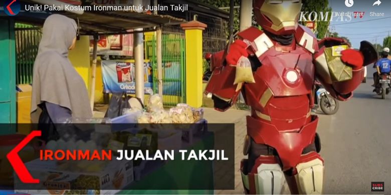 
Muhammad Zaenus, warga Kabupaten Cirebon mengenak kostum robot Iron Man saat berjualan menu berbuka puasa.