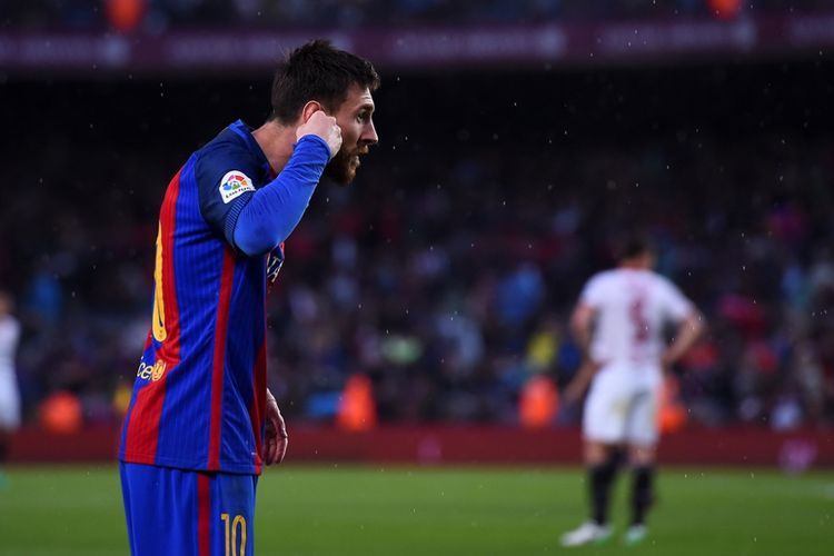 Bintang Barcelona, Lionel Messi, melakukan selebrasi bak orang menelepon saat mencetak gol ke gawang Sevilla  pada partai lanjutan La Liga - kasta teratas Liga Spanyol - di Stadion Camp Nou, Rabu (5/4/2017).