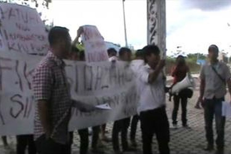 Massa yang melakukan aksi demo di KPU Simalungun, di Pematang Raya, Kabupaten Simalungun, Sumatera Utara, Senin (3/8/2015). 
