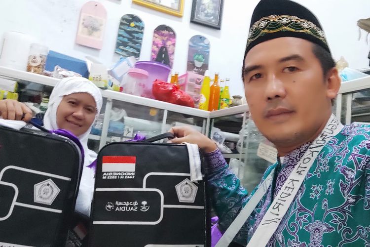 Muchtar Efendi bersama Rahajeng Siti Nur Rahmawati, istrinya, yang merupakan calon jemaah haji Kota Kediri, Jawa Timur, tahun keberangkatan 2022.