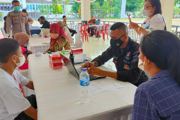 Sambil ditemani orangtua, beberapa orang anak usia 6-11 mengantre untuk diberikan vaksin Covid-19 di Tribun Lapangan Merdeka Ambon, Kamis (13/1/2022)
