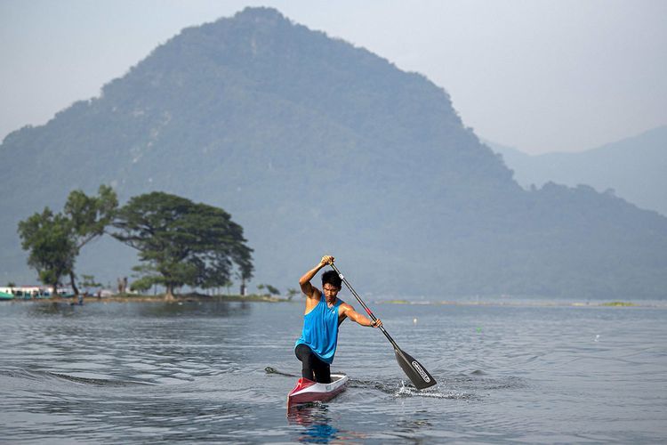 Atlet dayung nomor canoe Yuda Firmansyah berlatih dalam Pelatnas Dayung di Waduk Jatiluhur, Kabupaten Purwakarta, Jawa Barat, Selasa (16/6/2020). Adaptasi dengan keadaan yang berubah selama pandemi ditempuh para atlet dari sejumlah cabang olahraga, salah satunya latihan mandiri di rumah masing-masing, hingga latihan bersama pelatih via konferensi video.