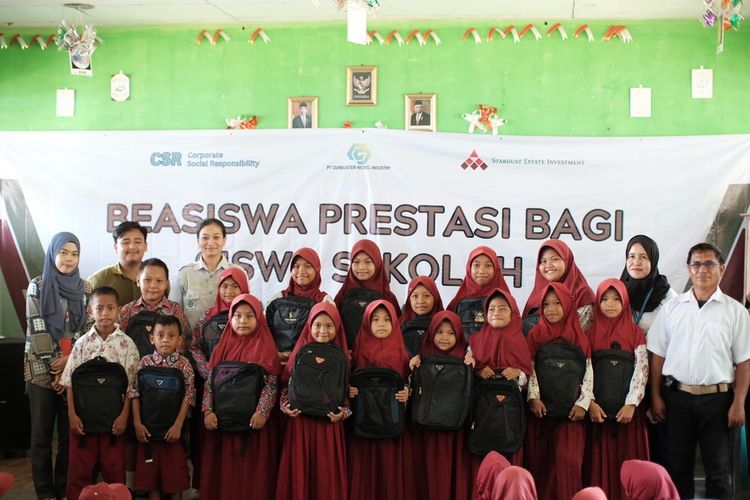 Pemberian Beasiswa kepada Siswa Sekolah Dasar Lingkar Industri PT GNI.