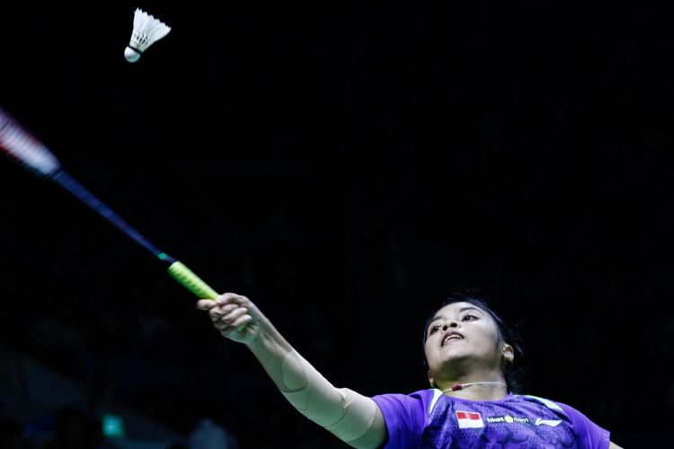 Pebulu tangkis tunggal putri Indonesia, Gregoria Mariska mengembalikan bola ke arah pasangan asal Thailand, Ratchanok Intanon dalam laga babak kedua Indonesia Open 2018 di Istora Senayan, Jakarta, Kamis (5/7/2018). Pebulu tangkis tunggal putri Thailand, Ratchanok Intanon menang dengan skor 21-11 17-21 21-14.