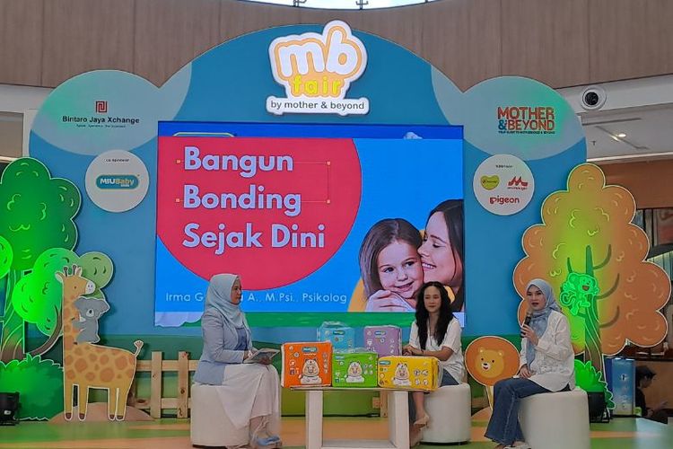 Psikolog Anak Irma Gustiana dan Momfluencer Almiranti Fira dalam&nbsp;emtalkshow&nbsp;/embertajuk Gerak Penuh Arti: Bangun Bonding Sejak Dini. 