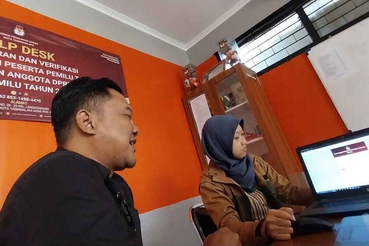 Faizal Amirudin, wartawan Detik.com memimpin langsung pelaporan para jurnalis yang dicatut namanya menjadi salahsatu anggota parpol dalam Sipol di KPU Kota Tasikmalaya, Jawa Barat, Jumat (2/9/2022).