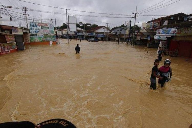 Sejumlah akses jalan di Kota Samarinda, Provinsi Kalimantan Timur terputus akibat banjir, Minggu (9/6/2019). 
