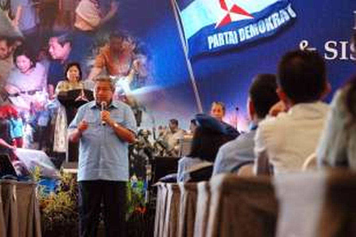 Ketua Umum Partai Demokrat Susilo Bambang Yudhoyono memberikan arahan kepada para kadernya dalam Penataran Pimpinan dan Kader  Utama Partai Demokrat, di Bogor, Jawa Barat, Selasa (29/3/2016).