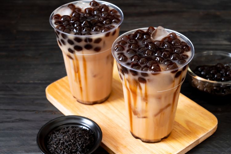 ILUSTRASI - Brown sugar boba: susu, teh dan boba.