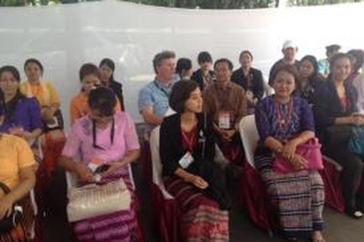 Sebanyak 30 mahasiswa delegasi dari Myanmar mengunjungi Tempat Pemungutan Suara 01 Kelurahan Senayan, Kompleks Widya Chandra, Jakarta, Rabu (9/7/2014). 