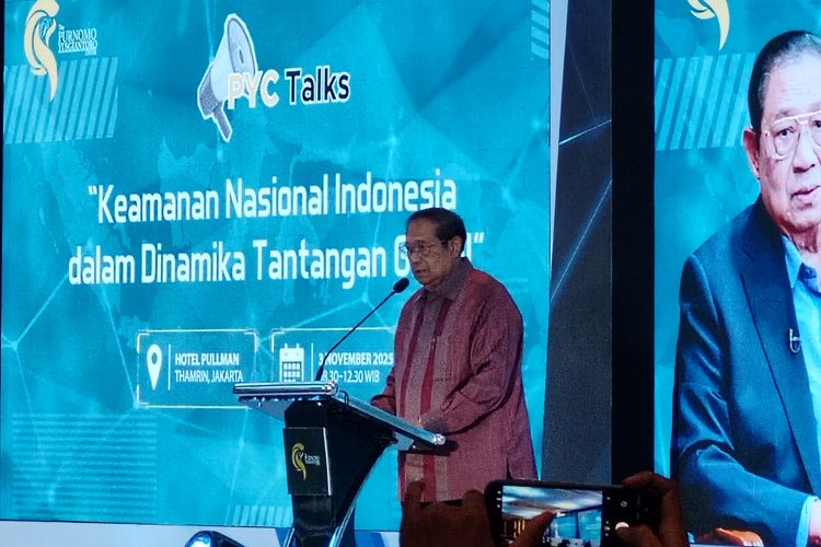 Presiden ke-6 RI Susilo Bambang Yudhoyono (SBY) dalam sambutannya di acara diskusi Purnomo Yusgiantoro Center Talks, Senin (3/11/2025).