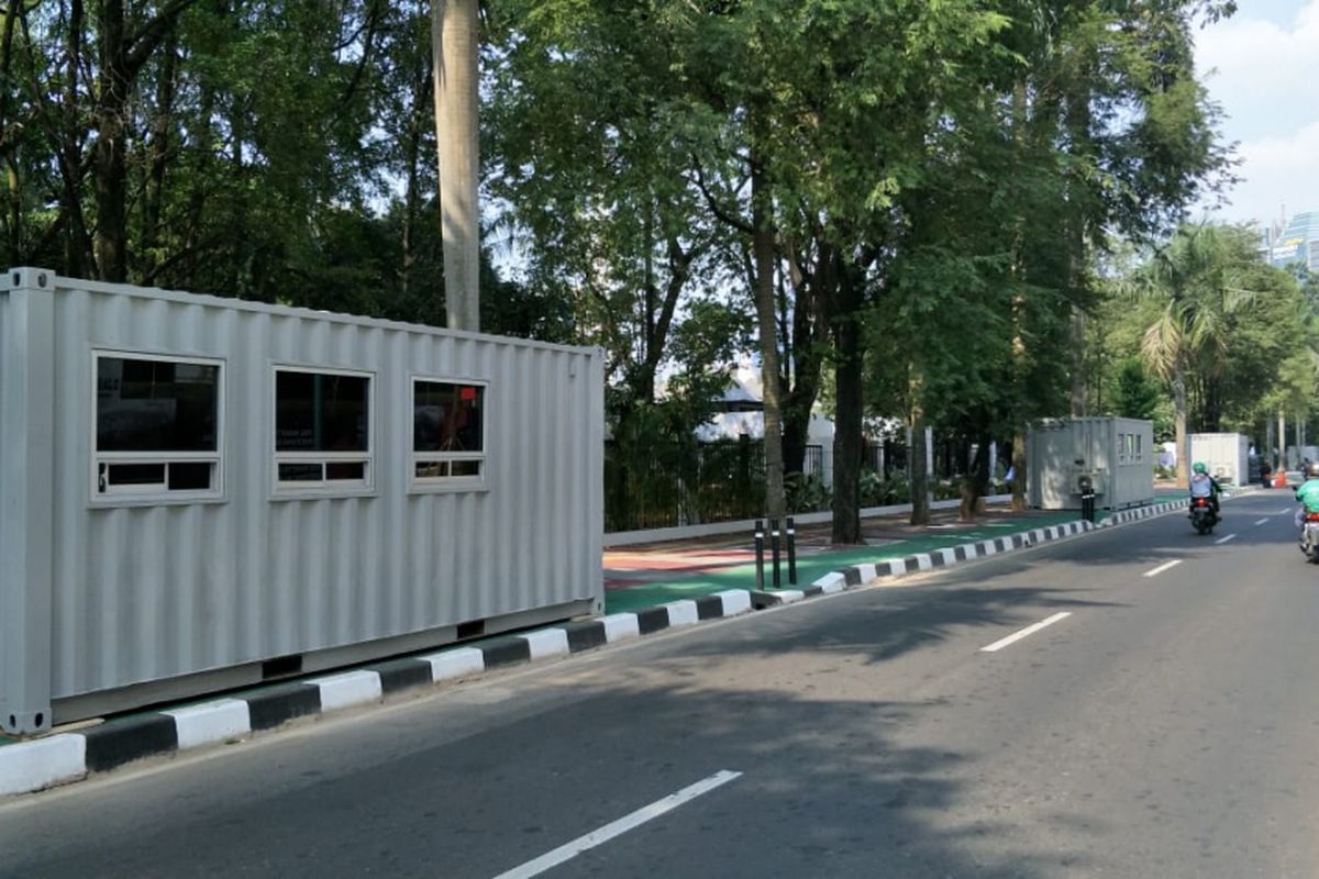 Kontainer ticket counter Asian Games 2018 ditempatkan di trotoar Jalan Pintu Satu Senayan, Jakarta Pusat. Kontainer itu memakan jalur sepeda. Foto diambil Jumat (3/8/2018).