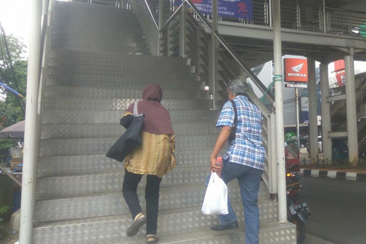 Halte Mayestik Koridor 13 Transjakarta Ciledug-Tendean.