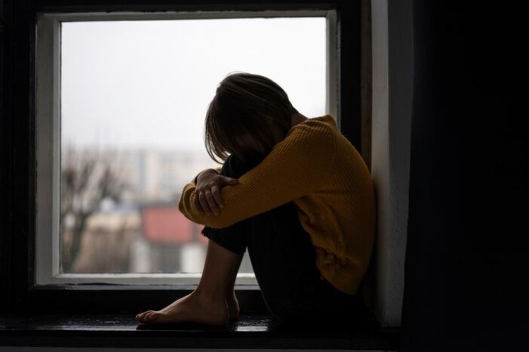 Selamat dari kecelakaan atau bencana bisa memunculkan rasa bersalah. Kenali survivor guilt dan cara mengatasinya menurut psikolog.