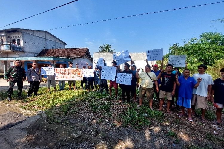 Warga Ngrawan Lor Bawen unjuk rasa terkait status tanah tak bertuan yang terkena proyek tol Bawen-Yogya, Jumat (31/5/2024).