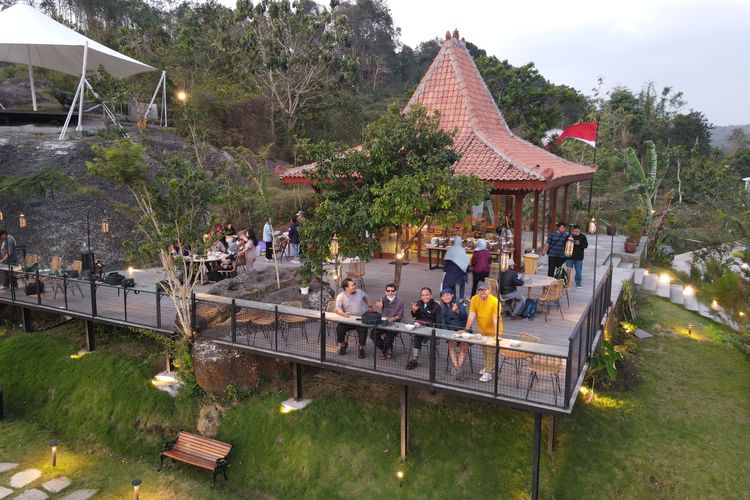 Kenampakan wisata Obelix Hills di Sleman, Yogyakarta, dilihat dari atas menggunakan drone. 