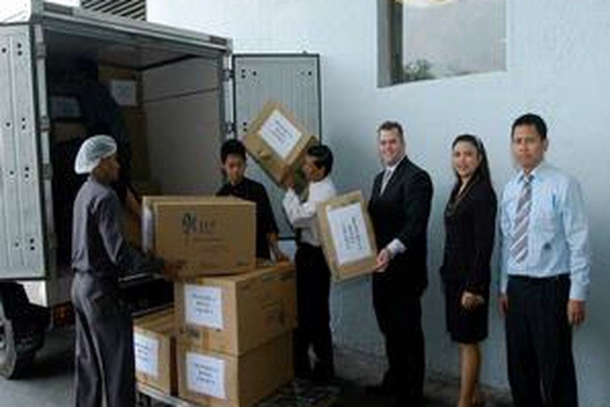 Karyawan dan tamu Hotel Shangri-La, juga penghuni Shangri-La Residences Jakarta mengumpulkan donasi untuk korban gempa Sumbar.  Dari kiri, Executive Assistant Manager i/c Food and Beverage Michael Keane, Director of Communications Ratna Sjamsiar Idris,  dan Executive Housekeeper Nanang Sumardjono sesaat sebelum donasi  dikirimkan. 