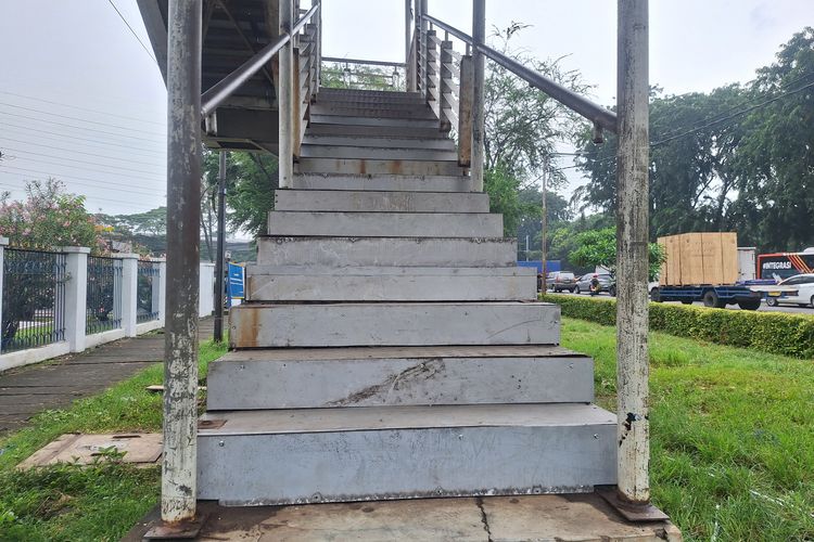 Maling Pelat Besi JPO Kelapa Gading Disebut Beraksi Siang Hari