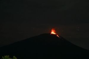 Gunung Ile Lewotolok Meletus 14 Kali, Lava Meluncur Sejauh 200 Meter