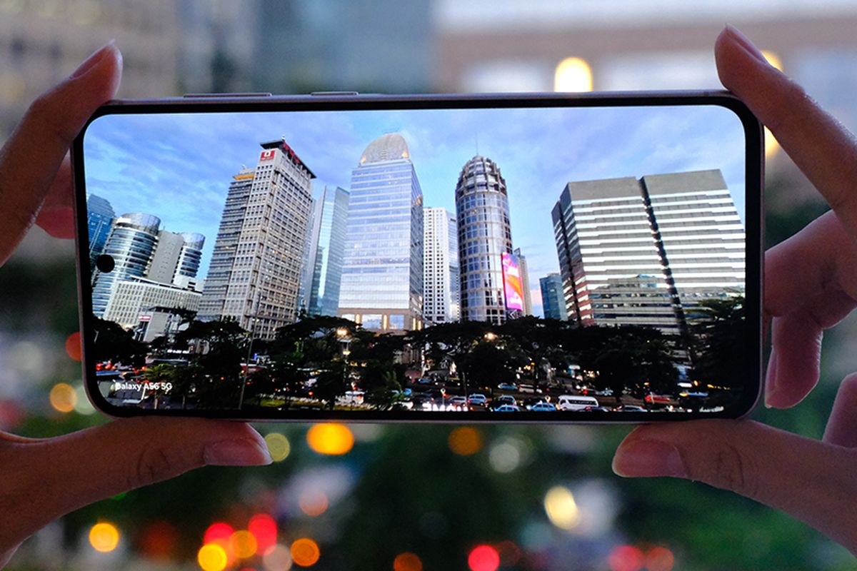 Samsung Galaxy A56 5G digunakan untuk memotret malam hari.