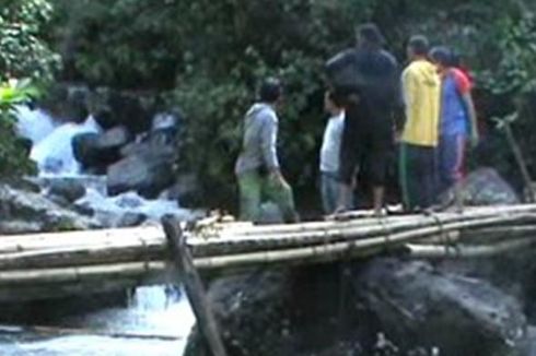 Perahu Terbalik dan Hanyut di Indramayu, 15 Orang Hilang