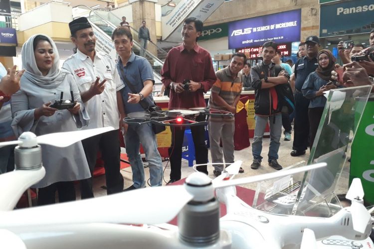 Puti blusukan di Hi Tech Mall Surabaya, Senin (30/4/2018).