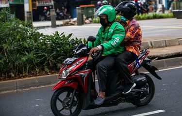 Pengemudi ojek online dengan penumpangnya melintas di Jl. Prof. DR. Satrio, Jakarta Selatan, Senin (8/6/2020). Pemerintah Provinsi DKI Jakarta mengizinkan pengemudi ojek online beroperasi untuk mengangkut penumpang selama PSBB transisi dengan menerapkan protokol kesehatan.