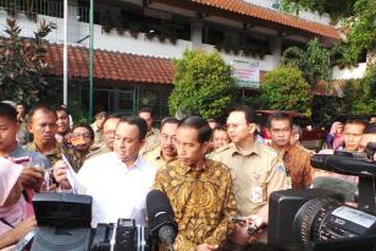 (dari kiri ke kanan) Menteri Pendidikan dan Kebudayaan Anies Baswedan, Presiden Joko Widodo, dan Gubernur DKI Jakarta Basuki Tjahaja Purnama, saat meninjau pelaksanaan ujian nasional (UN) di SMA 2, Olimo, Jakarta Barat, Selasa (14/4/2015). 