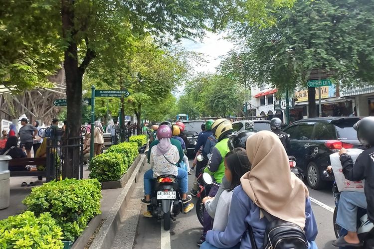 Jalan Malioboro dipadati pengunjung saat libur Natal, Rabu (25/12/2024)