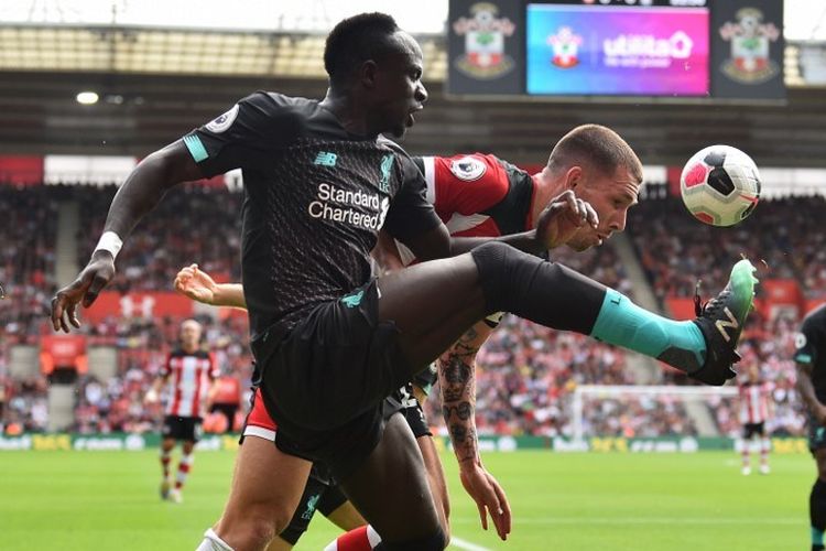 Sadio Mane dan Pierre-Emile Hojbjerg saling berebutan bola pada pertandingan Southampton vs Liverpool di Stadion St. Marys dalam lanjutan Liga Inggris, 17 Agustus 2019. 