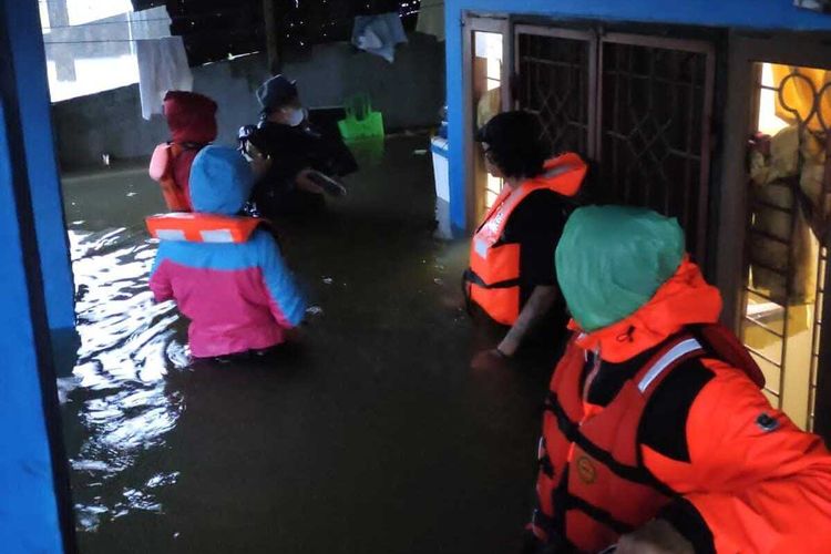 Tim dari Basarnas Sulsel diterjunkan ke sejumlah lokasi yang terdampak banjir untuk membantu melakukan proses evakuasi.