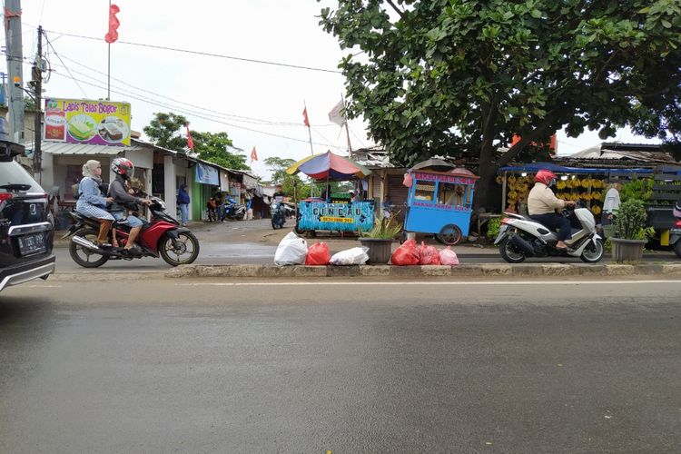 Median jalan Jalan Raden Fatah, Ciledug jadi tempat pembuangan sampah sudah lebih dari lima tahun lalu.