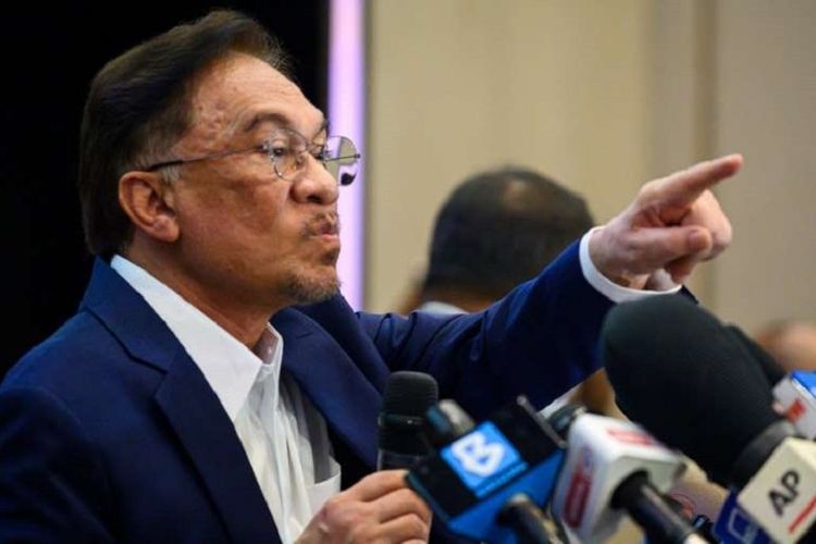 Pemimpin Oposisi Malaysia yang juga Presiden Partai Keadilan Rakyat (PKR) Anwar Ibrahim berbicara pada konferensi pers di Hotel Le Meridien, Kuala Lumpur, Rabu siang (23/09/2020) menyampaikan dia telah mengamankan mayoritas di parlemen untuk menggulingkan Perdana Menteri Muhyiddin Yassin