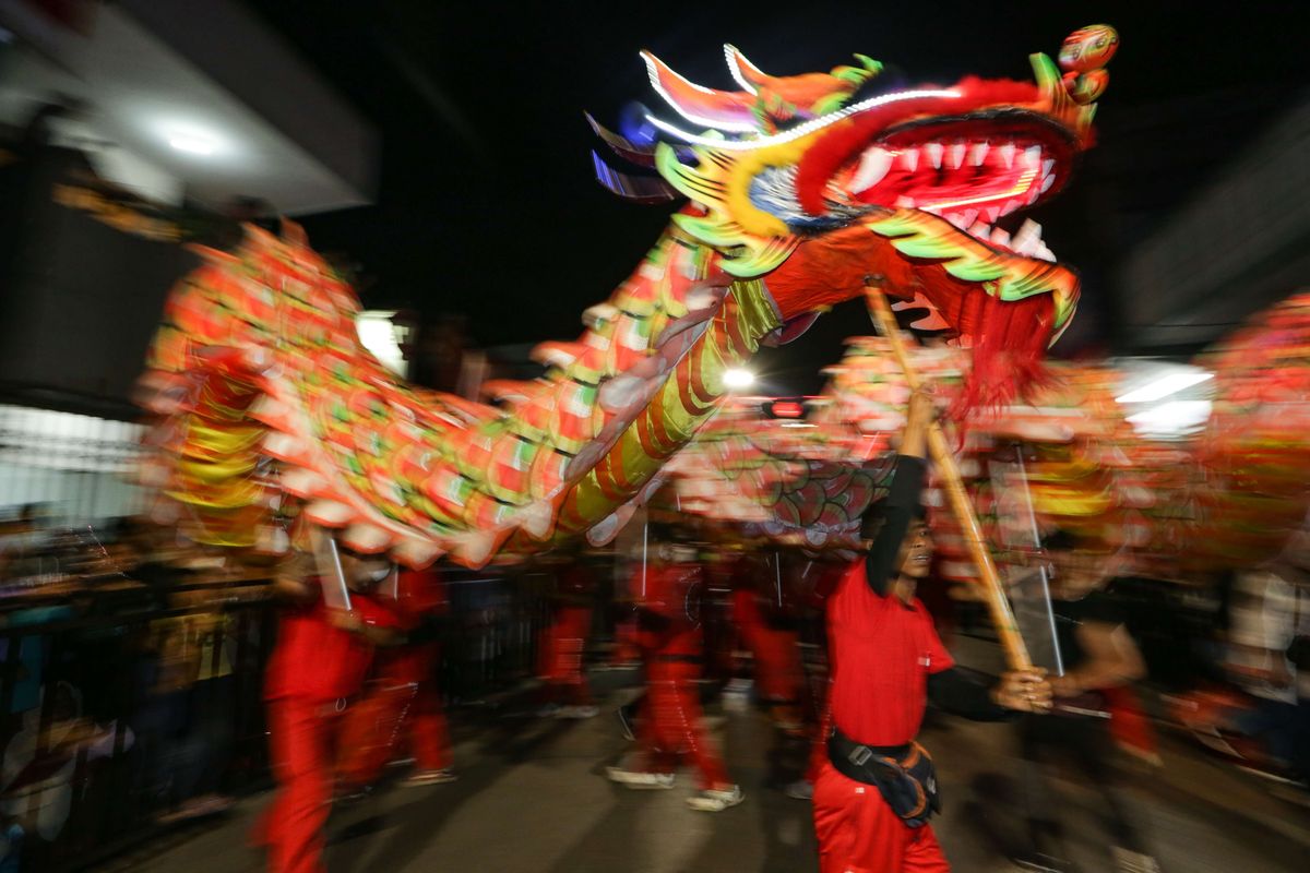 Atraksi liong memeriahkan perayaan puncak Cap Go Meh Bogor Street Festival (CGM-BSF) 2023 di Jalan Suryakencana, Bogor Tengah, Kota Bogor, Minggu (5/2/2023). Atraksi seni budaya seperti Ogoh-ogoh dari Bali, Kendang Beleq dari Lombok, dan Bouraq dari Cirebon, Ondel-ondel Betawi, Reog Ponorogo, serta belasan pertunjukan dari sanggar kesenian dari Jawa Barat dan sekitarnya memeriahkan acara ini.