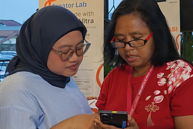 Jurnalis KompasTekno, Galuh Putri memberi tips settingan kamera HP untuk konser kepada seorang pengguna dalam acara Creator Lab Epic Concert, ajang kolaborasi antara Samsung dan Kompas.com yang digelar di bilangan Cipete, Jakarta Selatan, pada Selasa (7/4/2026). 