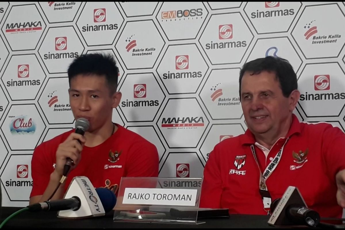 Abraham Damar Grahita (kiri) dan pelatih Rajko Toroman (kanan) dalam konferensi pers usai pertandingan Kualifikasi FIBA Asia Cup 2021 kontra Korea Selatan di Mahaka Arena, Kelapa Gading, Jakarta Utara, Kamis (20/2/2020).