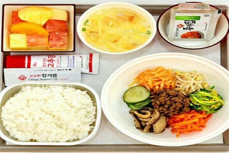 Hidangan khas Korea Selatan Bibimbap yang disajikan oleh Asiana Airlinea kepada penumpangnya.