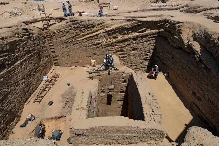 Proses penggalian makam di Abusir, Mesir 