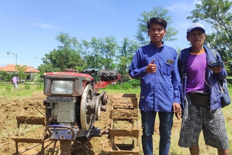 Syafiuddin dengan traktor yang dimodifikasi pakai remot kontrol. 