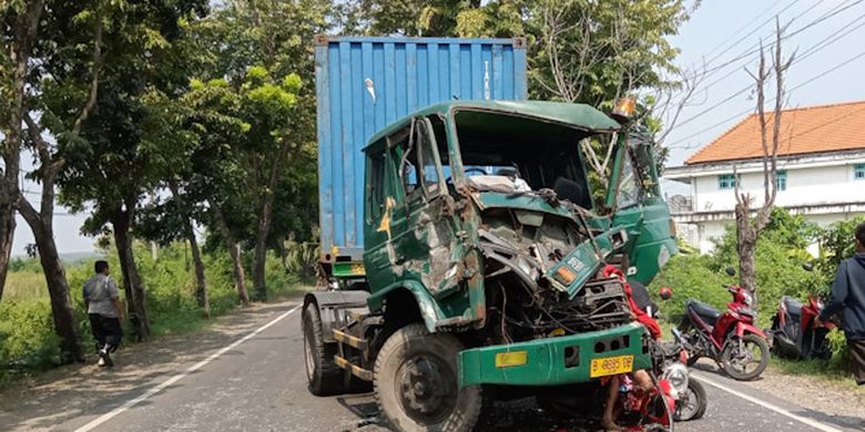 Berita Harian Kecelakaan Truk Kontainer Di Gresik Terbaru Hari Ini ...