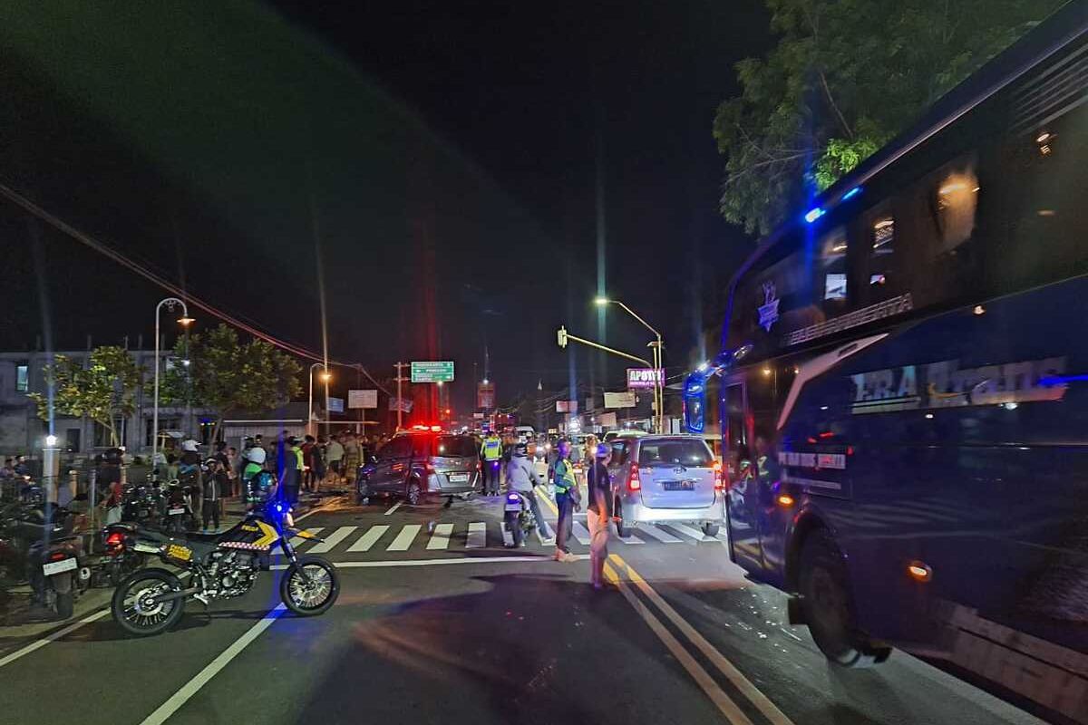 (DIY-KULON PROGO)20260112K71-12: Tabrakan Dua Mobil dan Satu Motor di Depan Pasar Baru Sentolo, Tujuh Orang Alami Luka-luka