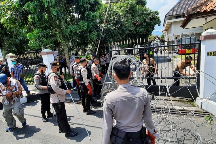 Gedung DPRD Kota Tasikmalaya, Jawa Barat, dipasang pagar kawat berduri oleh Kepolisian menjelang aksi demonstrasi mahasiswa pada Senin 11 April 2022.