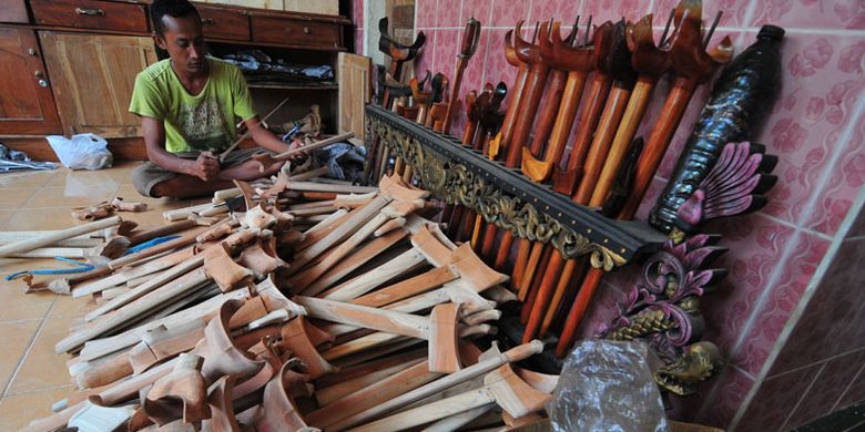 Di Desa Aeng Tong Tong, Sumenep, Jawa Timur, penduduk satu desa membuat keris berkualitas. Desa ini masih mempertahankan budaya sejak zaman Kerajaan Sumenep. Dahulu para raja Madura mempercayakan pembuatan keris dan senjata untuk prajurit dari desa ini.