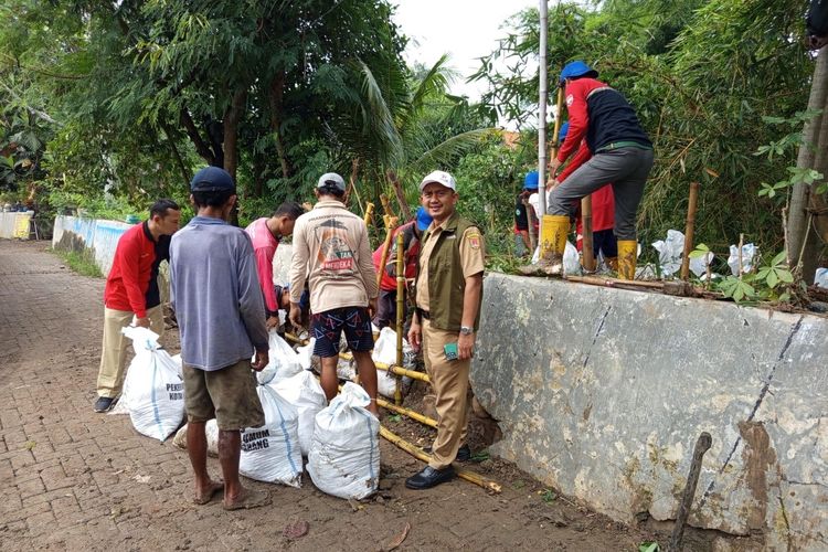 DPU Kota Semarang bergerak cepat menangani tanggul Kali Plumbon yang jebol.