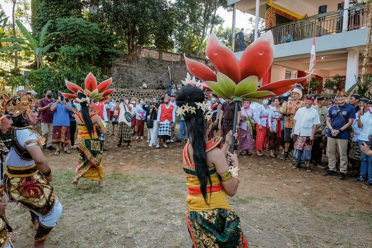 Menteri Pariwisata dan Ekonomi Kreatif (Menparekraf) Sandiaga Uno saat mengunjungi Desa Wisata Sudaji di Kabupaten Buleleng, Bali, pada Jumat (19/8/2022).