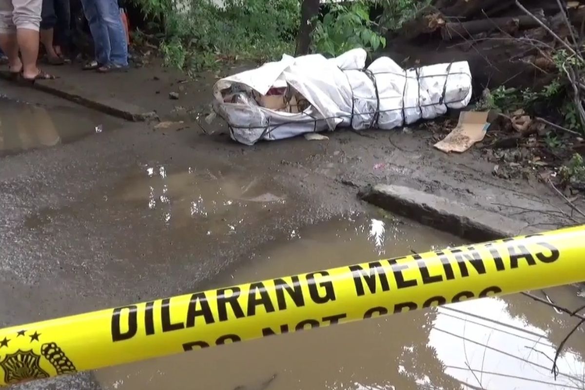 Sesosok mayat ditemukan di Jalan Raya Bekasi, Cakung Barat, Cakung, Jakarta Timur, Selasa (10/8/2021). Mayat itu ditemukan dalam kondisi terbungkus kardus dan karung oleh petugas PPSU Cakung Barat.