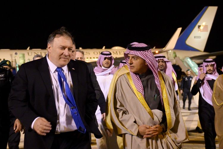 Menlu AS Mike Pompeo (kiri) disambut Menteri Urusan Luar Negeri Arab Saudi Adel al-Jubeir saat tiba di Bandara Riyadh, Minggu (13/1/2019) malam.