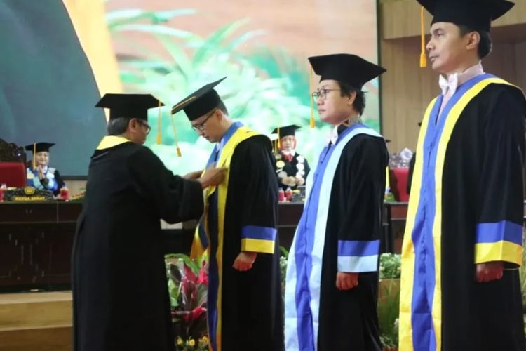 Universitas Jember (Unej) menambah tiga guru besar baru yang dikukuhkan oleh Ketua Senat bersama Rektor Unej, Sabtu (18/3/2023). 